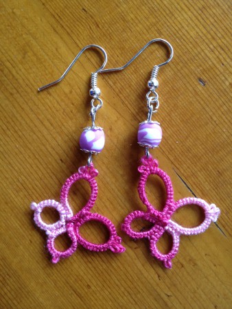 Orecchini fatti a man in pizzo chiacchierino e perlina in pasta polimerica colorata