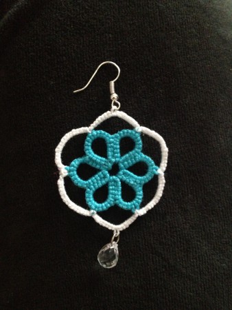 Orecchini fatti a mano in pizzo chiacchierino con cotone bicolore e goccia sfaccettata