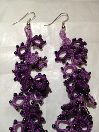 Orecchini fatti a mano in pizzo chiacchierino con cotone sfumato e perline in vetro