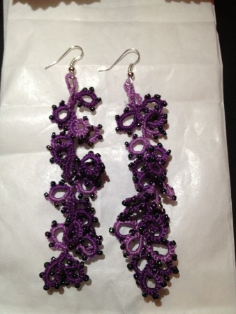 Orecchini fatti a mano in pizzo chiacchierino con cotone sfumato e perline in vetro