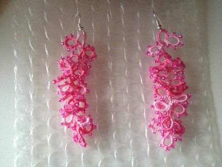 Orecchini fatti a mano in pizzo chiacchierino con cotone sfumato e perline in vetro