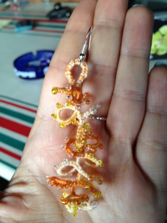 Orecchini fatti a mano in pizzo chiacchierino con cotone sfumato e perline in vetro