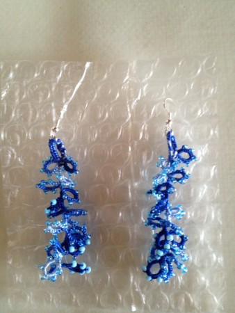 Orecchini fatti a mano in pizzo chiacchierino con cotone sfumato e perline in vetro