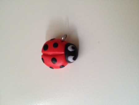 Ciondolo COCCINELLA in pasta polimerica che a richiesta potrà diventare uno splendido portachiavi