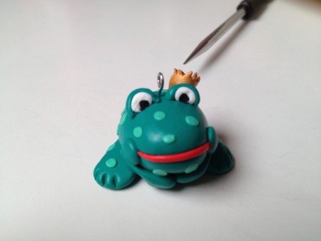 Ciondolo RANOCCHIO in pasta polimerica che a richiesta potrà diventare uno splendido portachiavi