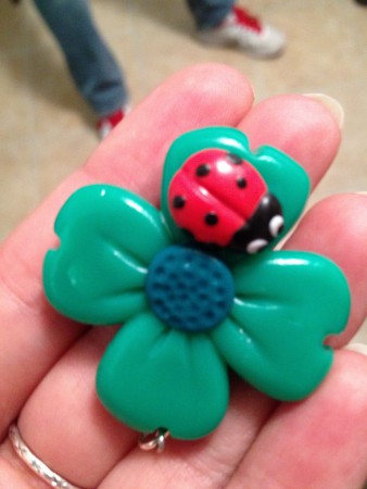 Ciondolo QUADRIFOGLIO E COCCINELLA in pasta polimerica che a richiesta potrà diventare uno splendido portachiavi