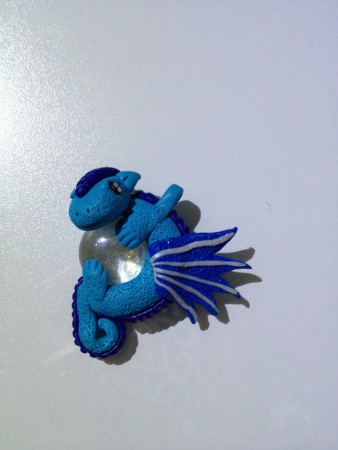 Ciondolo DRAGO in pasta polimerica e sfera centrale in vetro bianco cangiante