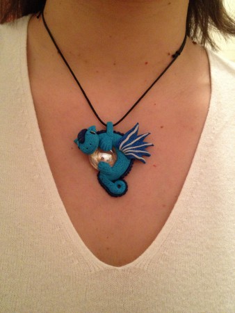 Ciondolo DRAGO in pasta polimerica e sfera centrale in vetro bianco cangiante