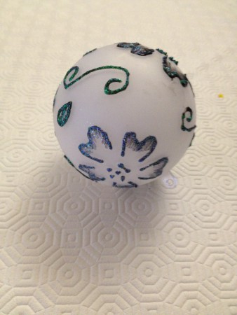 Pallina Natalizia con decorazioni colorate a rilievo e brillantini