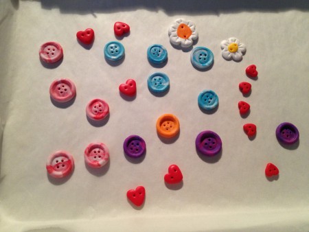 Piccoli e grandi bottoni realizzati interamente a mano in pasta polimerica colorata