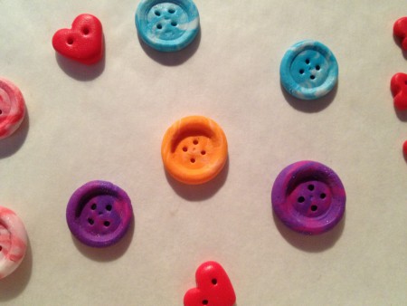 Piccoli e grandi bottoni realizzati interamente a mano in pasta polimerica colorata