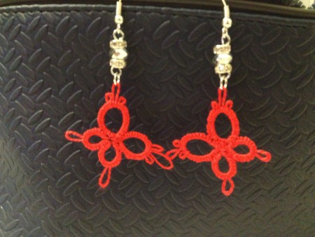 Coppia di orecchini FARFALLA fatti a mano in pizzo chiacchierino con perlina in Swaroski e cerchietti di strass