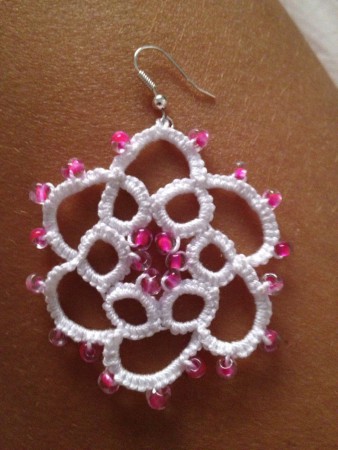 Orecchini FIORE fatti a mano in pizzo chiacchierino con perline fuxia