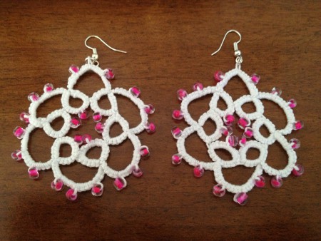 Orecchini FIORE fatti a mano in pizzo chiacchierino con perline fuxia