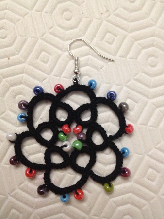 Orecchini FIORE fatti a mano in pizzo chiacchierino con perline cangianti colorate