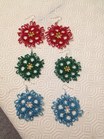 Coppie di orecchini fatti a mano in pizzo chiacchierino con fili cangianti e perline argento e oro