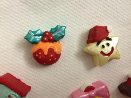 Piccoli addobbi natalizi realizzati in gesso e dipinti a mano