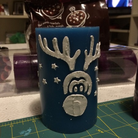 Candela profumata con renna realizzata in pasta acrilica